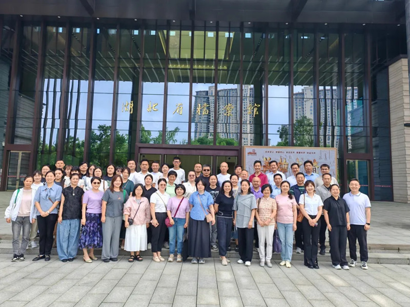 回望英雄史詩 汲取前行力量 —— 江城清洗黨支部赴省檔案館開展“三大精神”學習